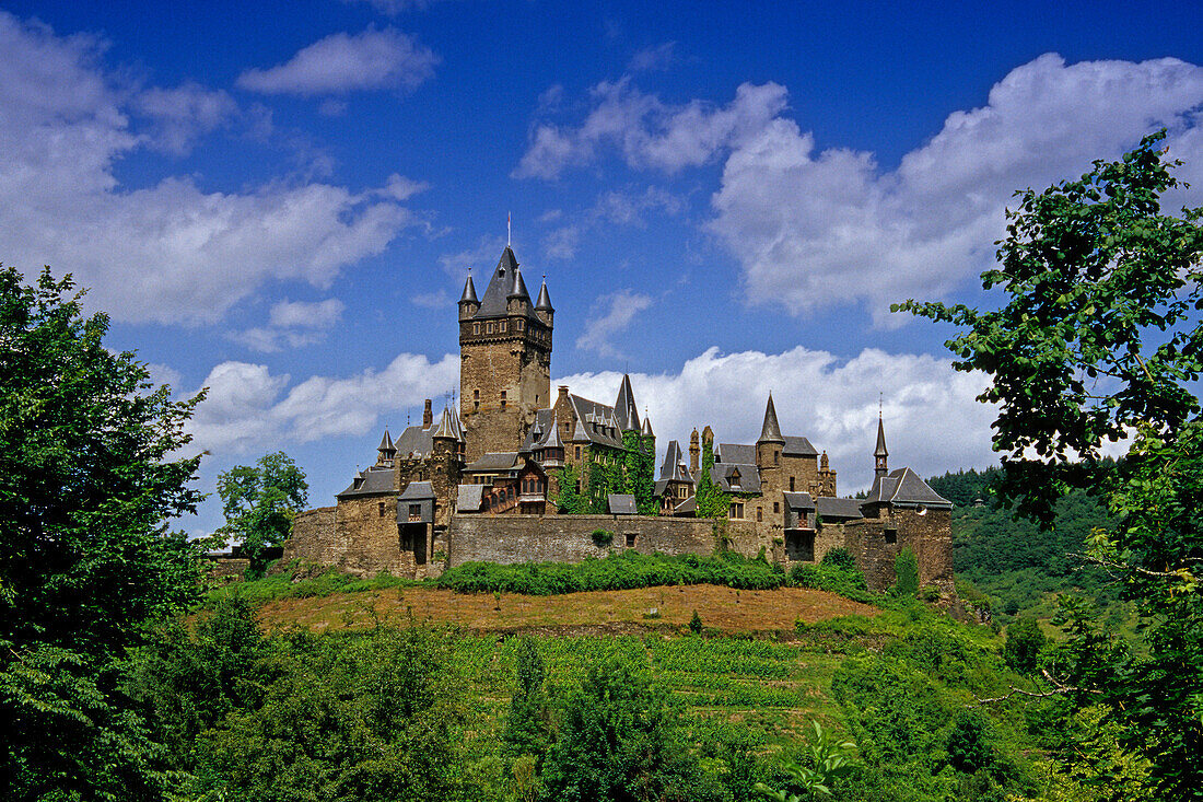 Blick auf die Reichsburg unter weissen Wolken, Rheinland-Pfalz, Deutschland