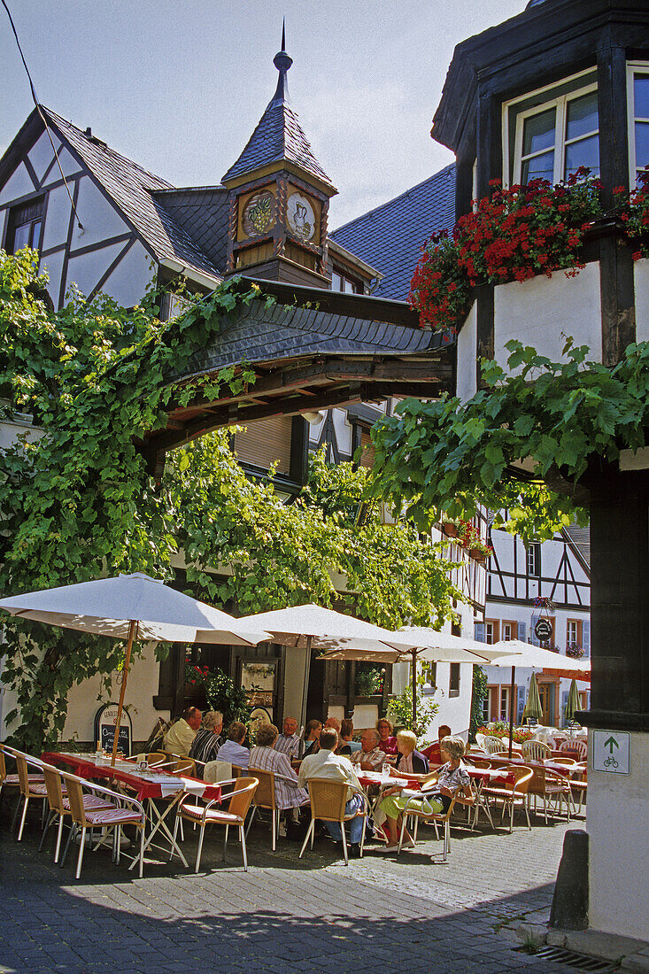 Gäste in einem Weinlokal, Winningen, Mosel, Rheinland-Pfalz, Deutschland