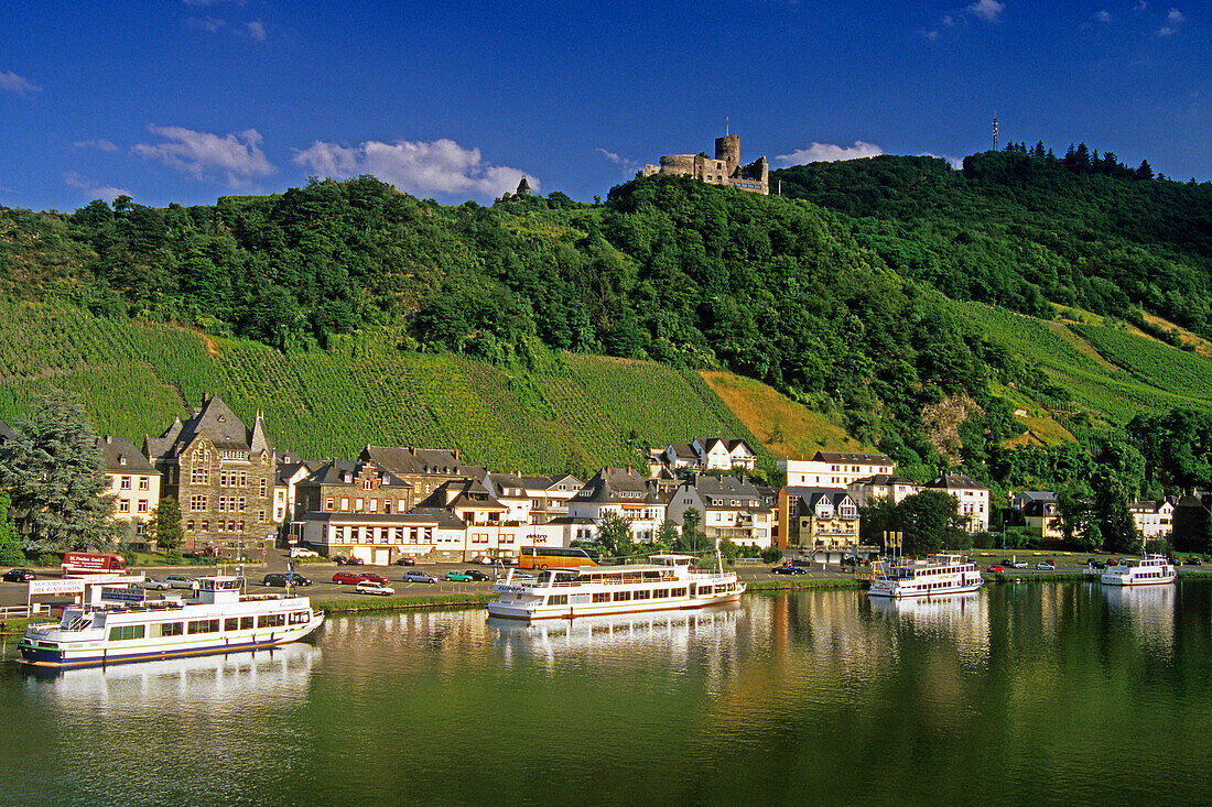 Landshut castle above Bernkastel-Kues, excursion boats at the riverbank, Mosel, Rhineland-Palatinate, Germany