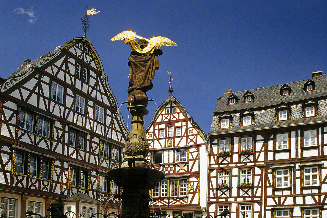 Fountain and half-timbered houses at marketplace, Bernkastel-Kues, Rhineland-Palatinate, Germany