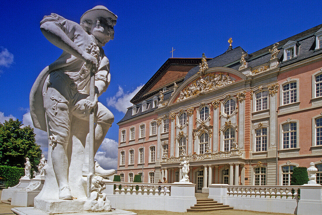 Skulpturen vor dem Kurfürstliches Palais im Sonnenlicht, Trier, Rheinland-Pfalz, Deutschland