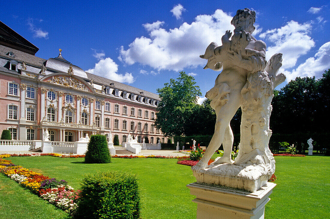 Skulptur im Park des Kurfürstliches Palais, Trier, Rheinland-Pfalz, Deutschland
