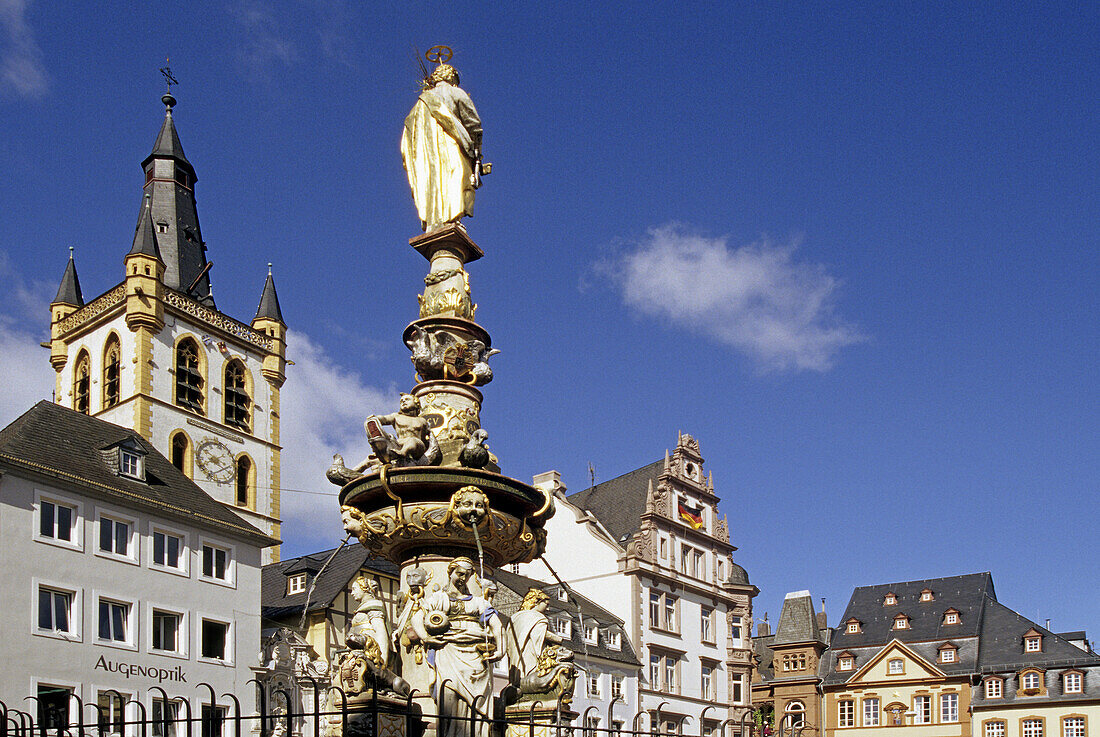 Brunnen mit Skulptur und Häuser unter blauem Himmel, Trier, Mosel, Rheinland-Pfalz, Deutschland
