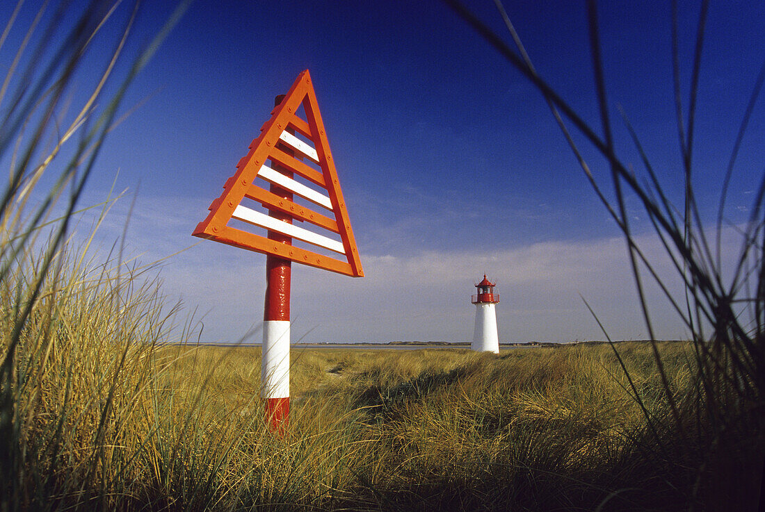 Warning sign and lighthouse at Westenellenbogen, Sylt island, North Friesland, North Sea, Schleswig-Holstein, Germany