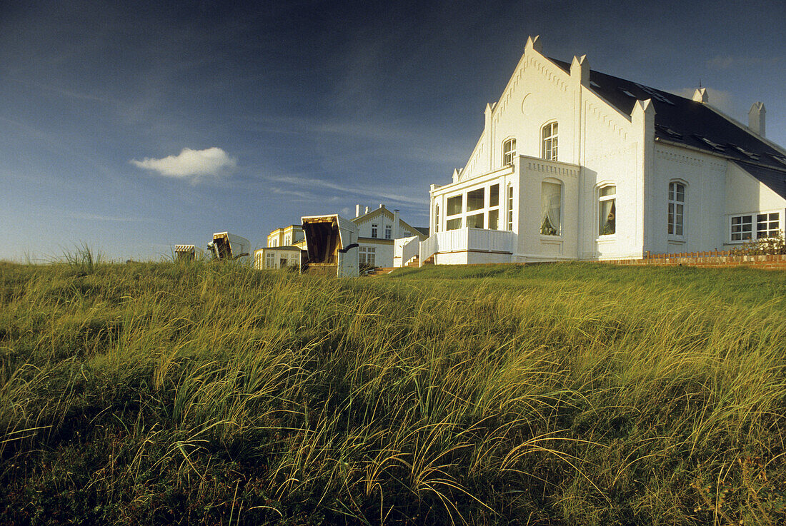 Das sonnenbeschienene Haus Belvedere, Insel Norderney, Ostfriesland, Niedersachsen, Deutschland