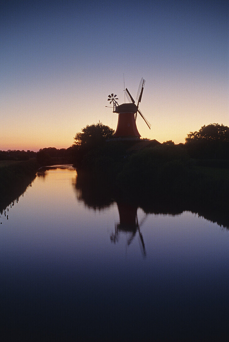 Windmühle an einem Kanal im Abendrot, Greetsiel, Ostfriesland, Niedersachsen, Deutschland
