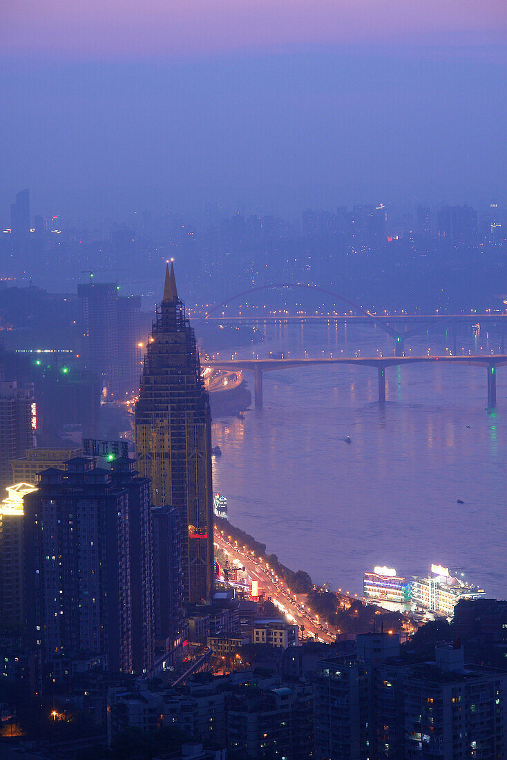 Abendliche Athmosphäre über der Skyline am Jangtse Flußufer, Chongqing, China, Asien