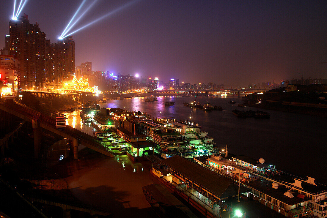 Fluß-Kreuzfahrtschiffe vor der Skyline, Chongqing, China, Asien