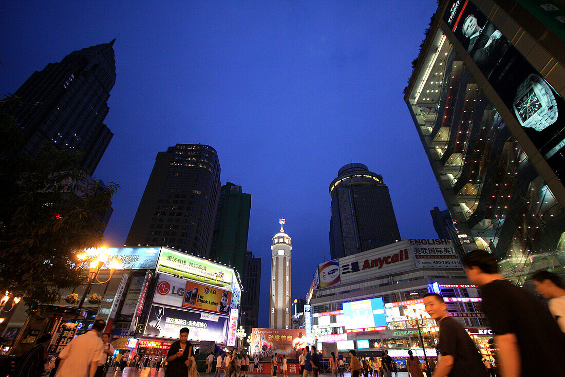 Abendstimmung in der Fußgängerzone im Stadtzentrum von Chongqing, China, Asien