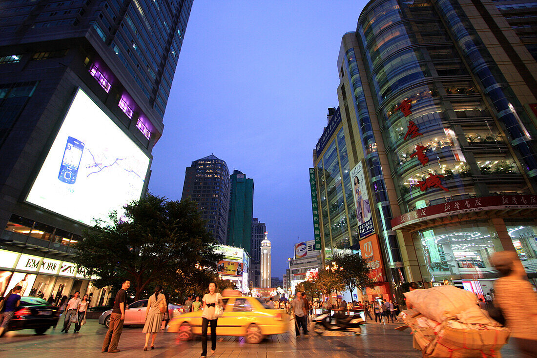 Abendstimmung in der Fußgängerzone im Stadtzentrum von Chongqing, China, Asien