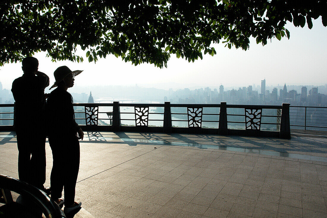 Ein Paar geniesst den Blick auf die Skyline in Chongqing, China, Asien