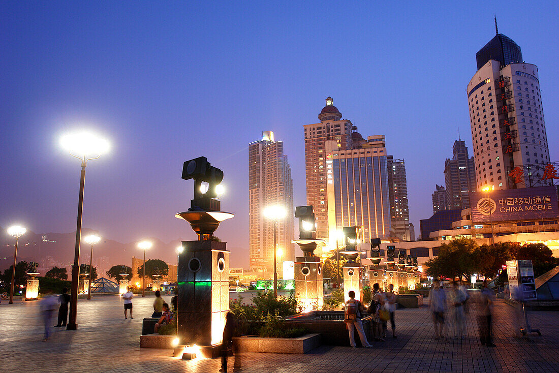 Moderner Platz am Hafen in Chongqing, China, Asien