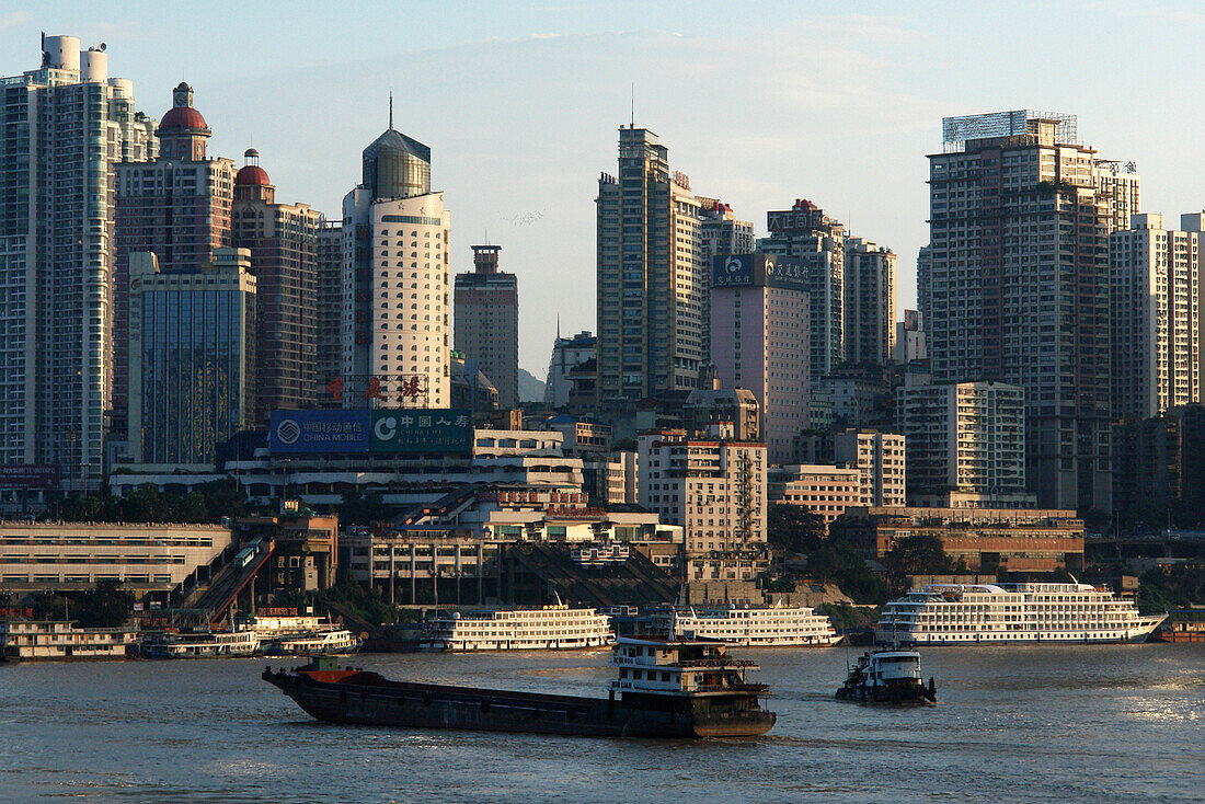Boote vor der Skyline von  Chongqing, China, Asien