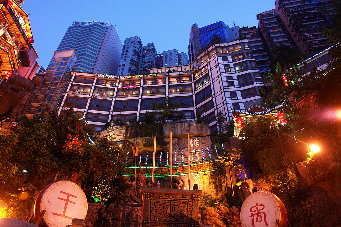 Traditionelle chinesische Gebäude mit moderner Skyline in Chongqing, China, Asien