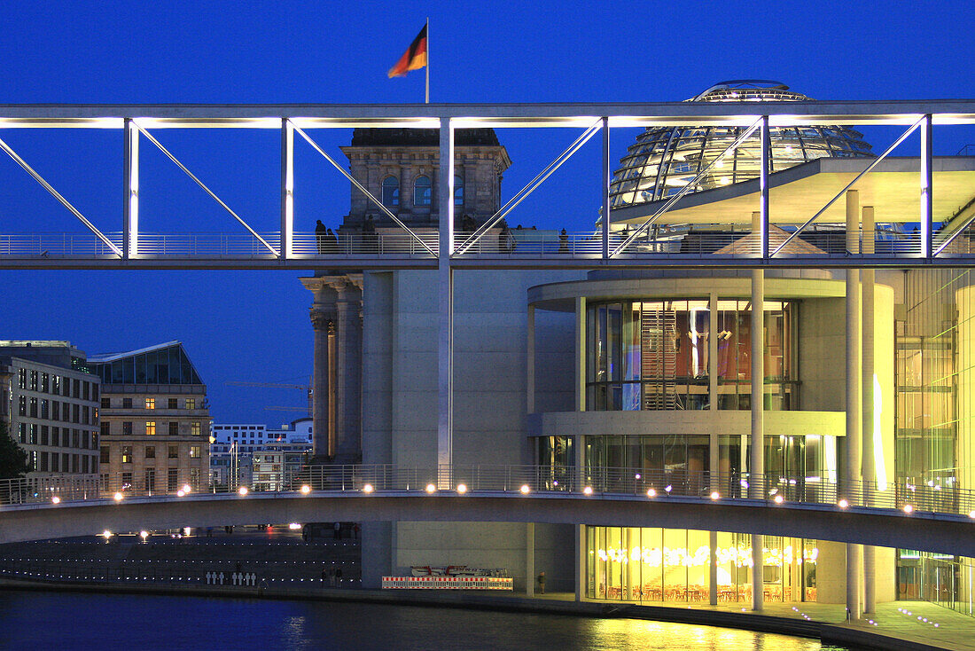 Reichstagsgebäude am Abend, Berlin, Deutschland