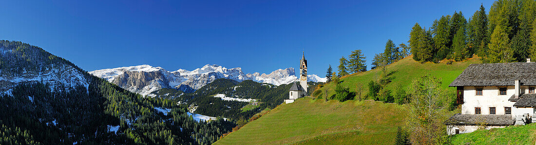 Panorama Kirche St. Barbara mit Puez-Geisler-Gruppe, Gadertal, Dolomiten, Südtirol, Italien