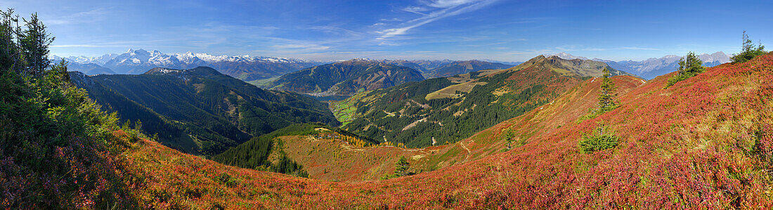 Panorama vom Hundstein über Zell am See mit Wiesbachhorn, Hoher Tenn und Kitzsteinhorn in Hohe Tauern und Schmittenhöhe, Schwalbenwand und Birnhorn, Hundstein, Dientner Schieferberge, Dientner Schieferalpen, Salzburg, Österreich