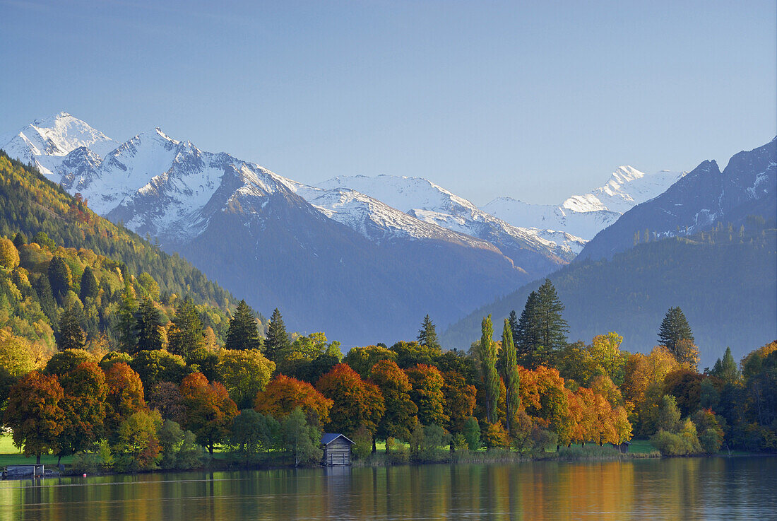 Bootshaus am Zeller See im Herbst, Hohe Tauern, Zell am See, Salzburg, Österreich