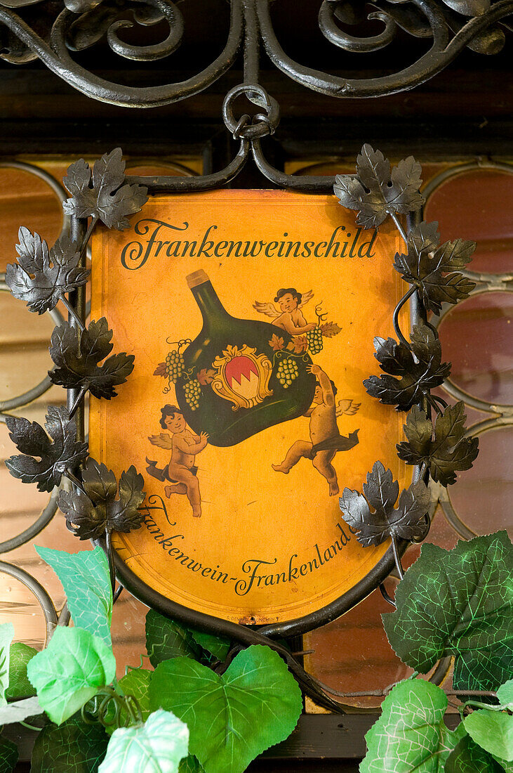 Schild zwischen Weinlaub, Hotel und Restaurant Löwen, Marktbreit, Franken, Bayern, Deutschland