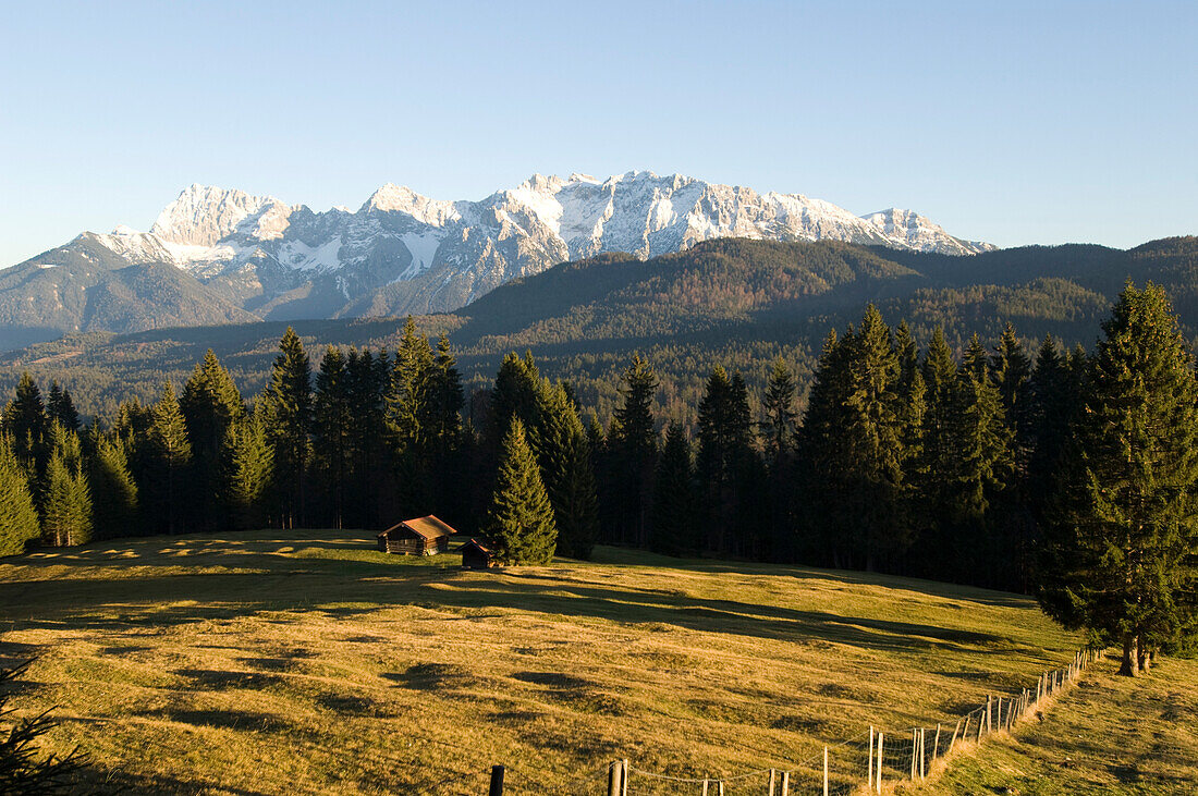 Idyllische Landschaft und Gebirge im Sonnenlicht, Karwendel, Werdenfelser Land, Bayern, Deutschland