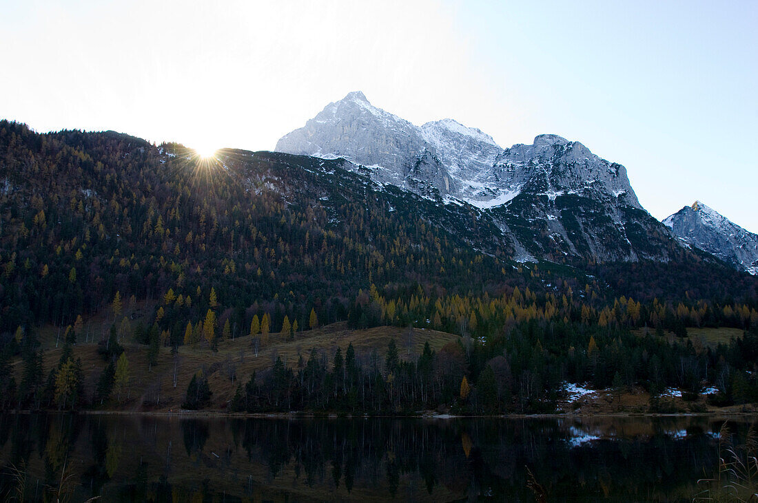 Der Ferchensee im Herbst im Schatten der Berge, Werdenfelser Land, Bayern, Deutschland