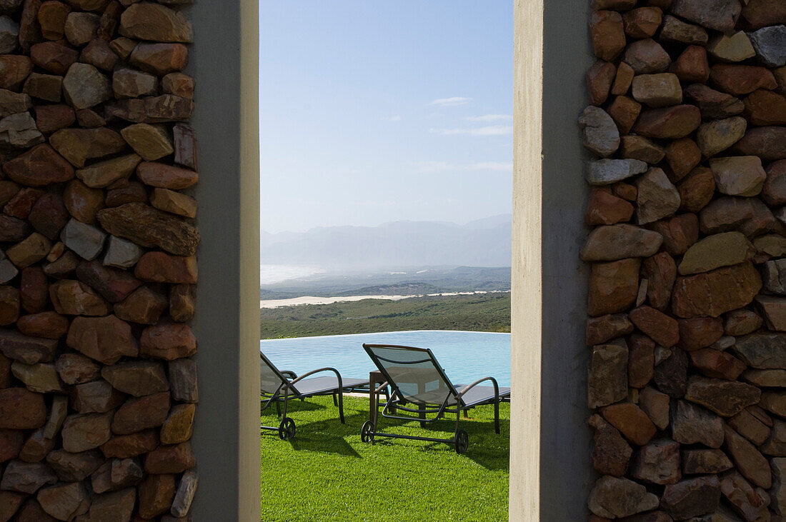 Blick auf Liegestühle und Pool über der Walker Bucht, Gansbaai, Südafrika, Afrika