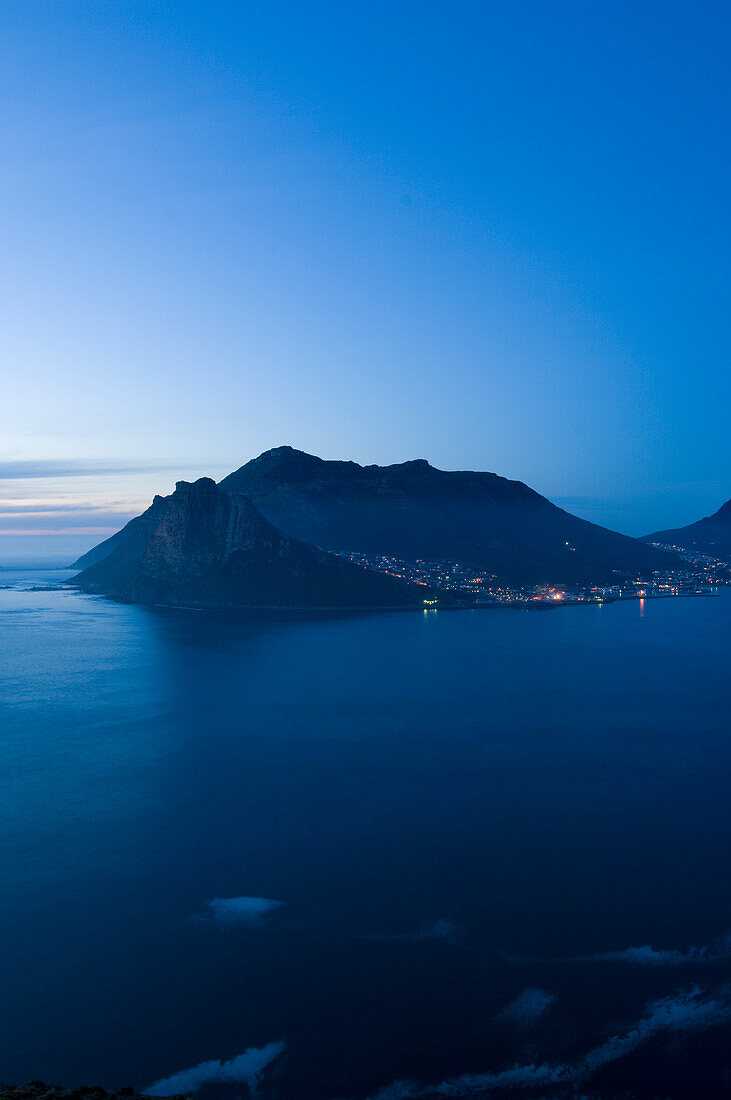 Abenddämmerung in der Hout Bay, Blick auf Tafelberg und Lion's Head, Kapstadt, Südafrika, Afrika