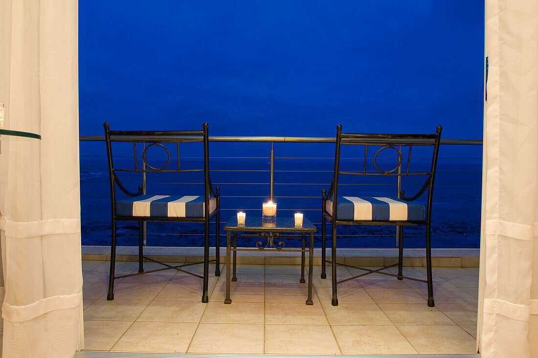 Balkon mit Meerblick am Abend, The Twelve Apostles Hotel, Kapstadt, Südafrika, Afrika