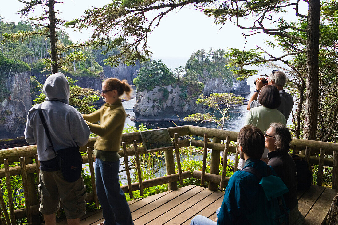 Menschen an einem Aussichtspunkt an der Westküste, Cape Flattery, Makah Indianerreservat, Olympic Halbinsel, Washington, USA