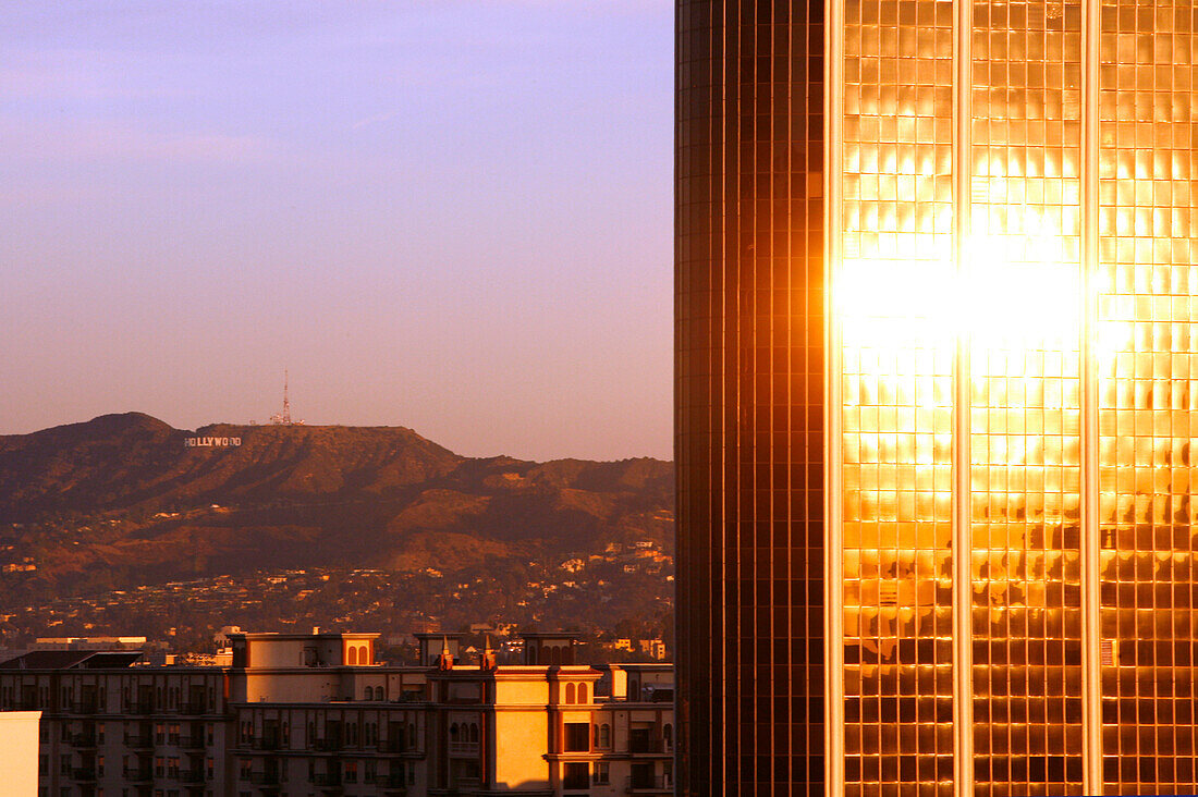 Blick Richtung Hollywood und L.A. Exchange Center von Downtown Los Angeles, Kalifornien, USA