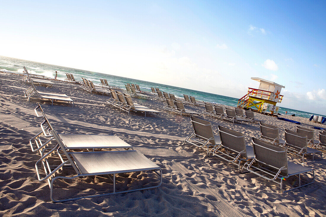 Sonnenliegen am menschenleeren Strand, South Beach, Miami Beach, Florida, USA