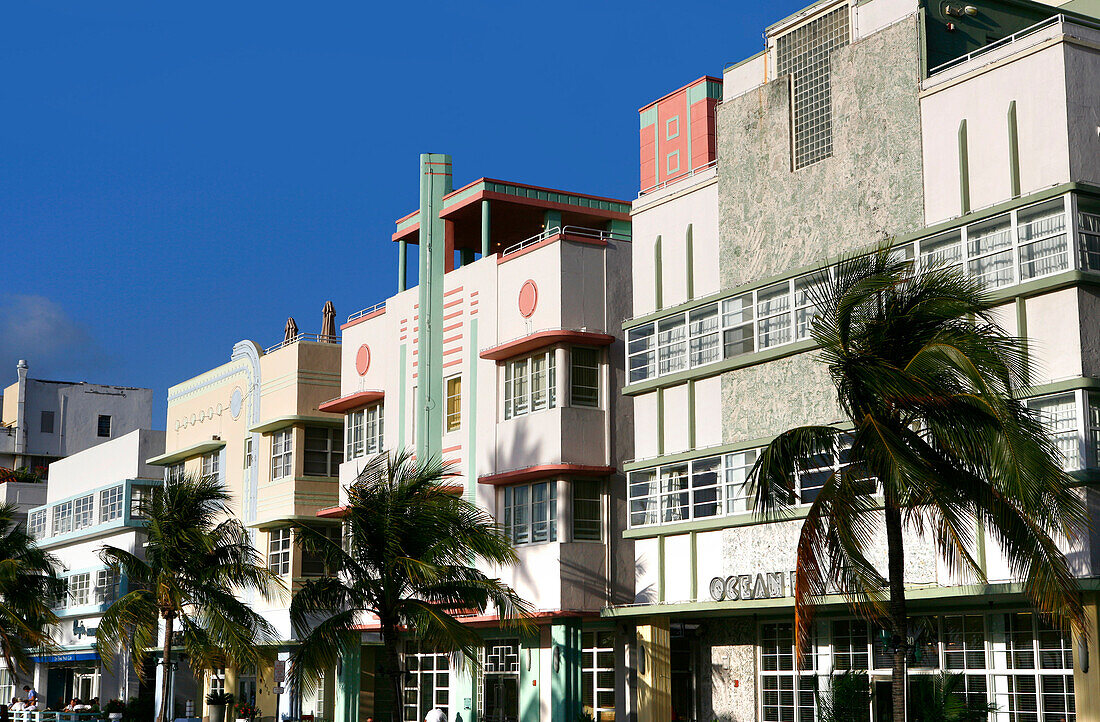 Deco Hotels am Ocean Drive unter blauem Himmel, South Beach, Miami Beach, Florida, USA