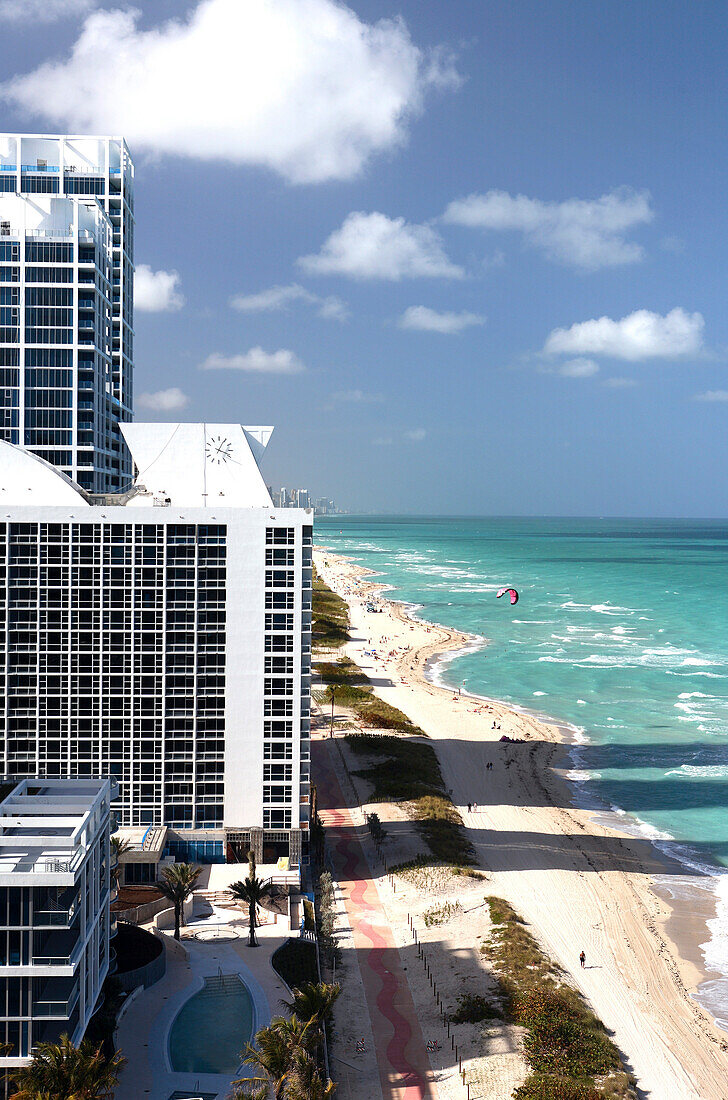 Blick auf Wohnblöcke neben dem Strand, Condominium towers, Miami Beach, Florida, USA