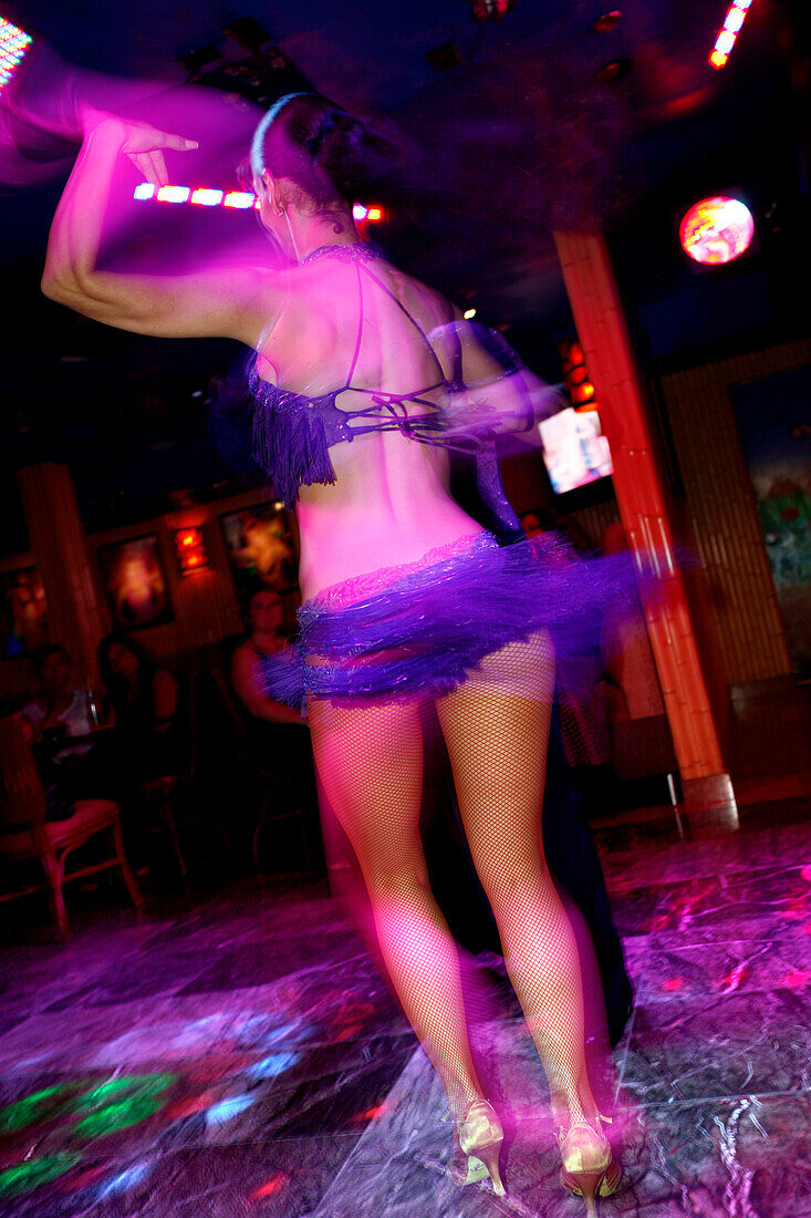 Junge Frau tanzt in Mango's Nightclub, Ocean Drive, South Beach, Miami Beach, Florida, USA