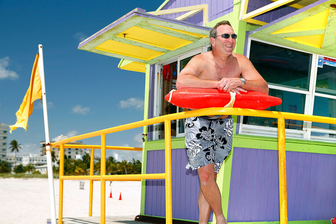 Ein Mann auf dem Rettungsschwimmer Turm, South Beach, Miami Beach, Florida, USA