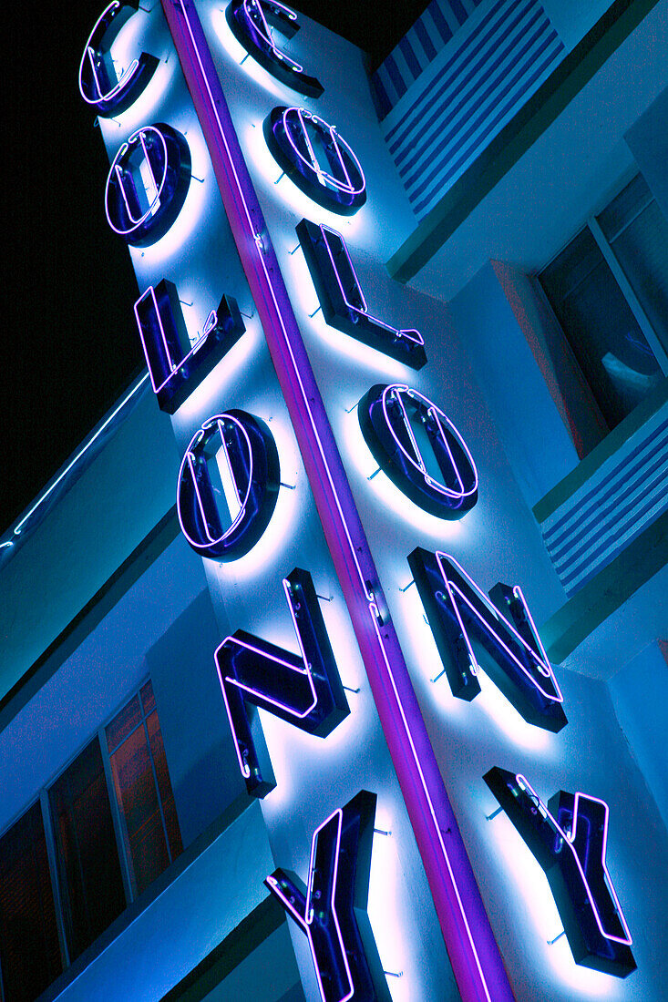 Lichtreklame des Colony Hotel bei Nacht, Ocean Drive, South Beach, Miami Beach, Florida, USA