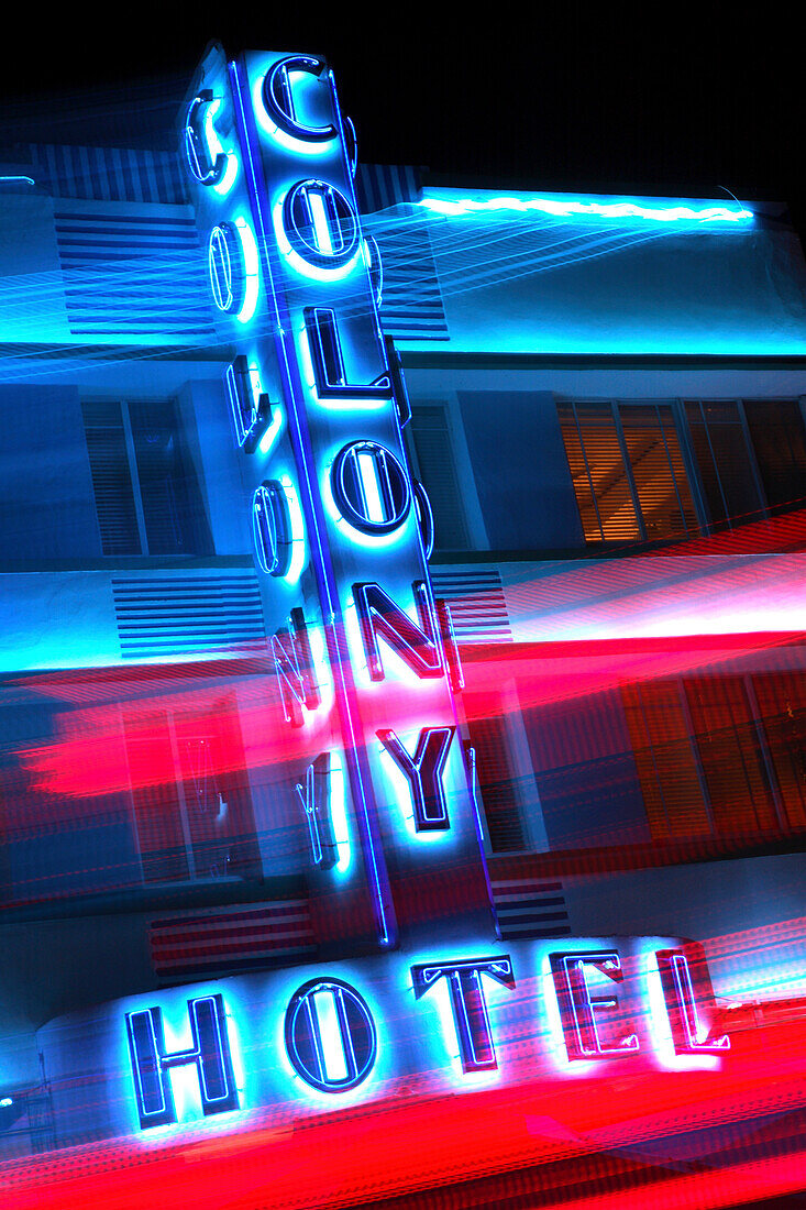 Die Leuchtreklame des Colony Hotel bei Nacht, South Beach, Miami Beach, Florida, USA
