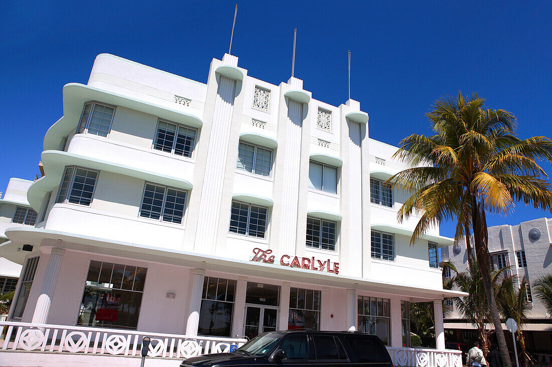 Das Carlyle Hotel am Ocean Drive unter blauem Himmel, South Beach, Miami Beach, Florida, USA
