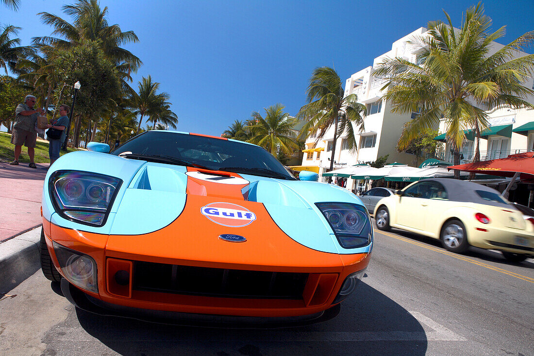 Sportwagen parkt auf dem Ocean Drive unter blauem Himmel, South Beach, Miami Beach, Florida, USA
