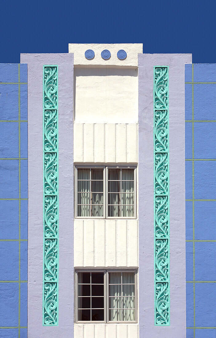 Fassade eines Hotels unter blauem Himmel, South Beach, Miami Beach, Florida, USA