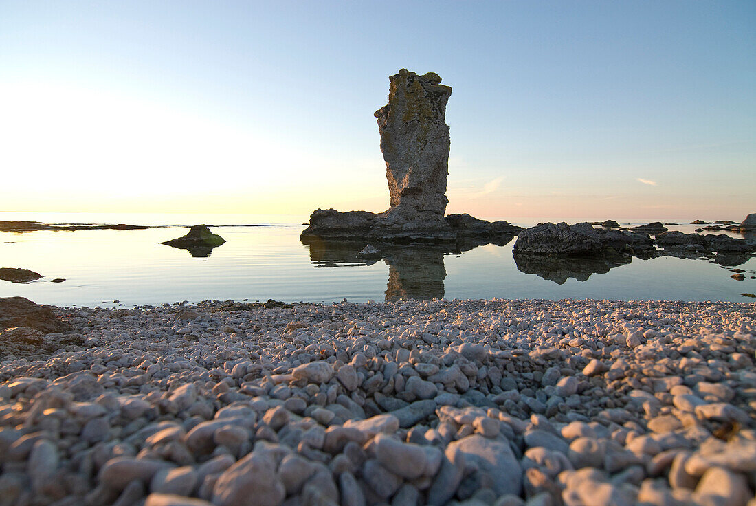 Hohe kalksteinsäulen, Raukar, in der Nähe von Lauter, Nordwest Küste, Farö, Gotland, Schweden, Skandinavien, Europa