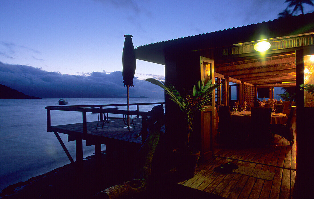 Restaurant des Matangi Island Resorts am Abend, Insel Matangi, Fidschi, Südsee, Ozeanien