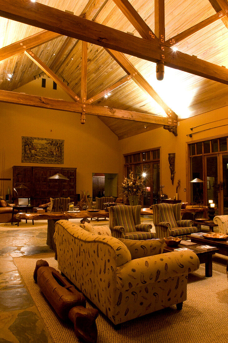 Innenansicht der behaglichen Lounge der Treetops Lodge, Neuseeland, Ozeanien