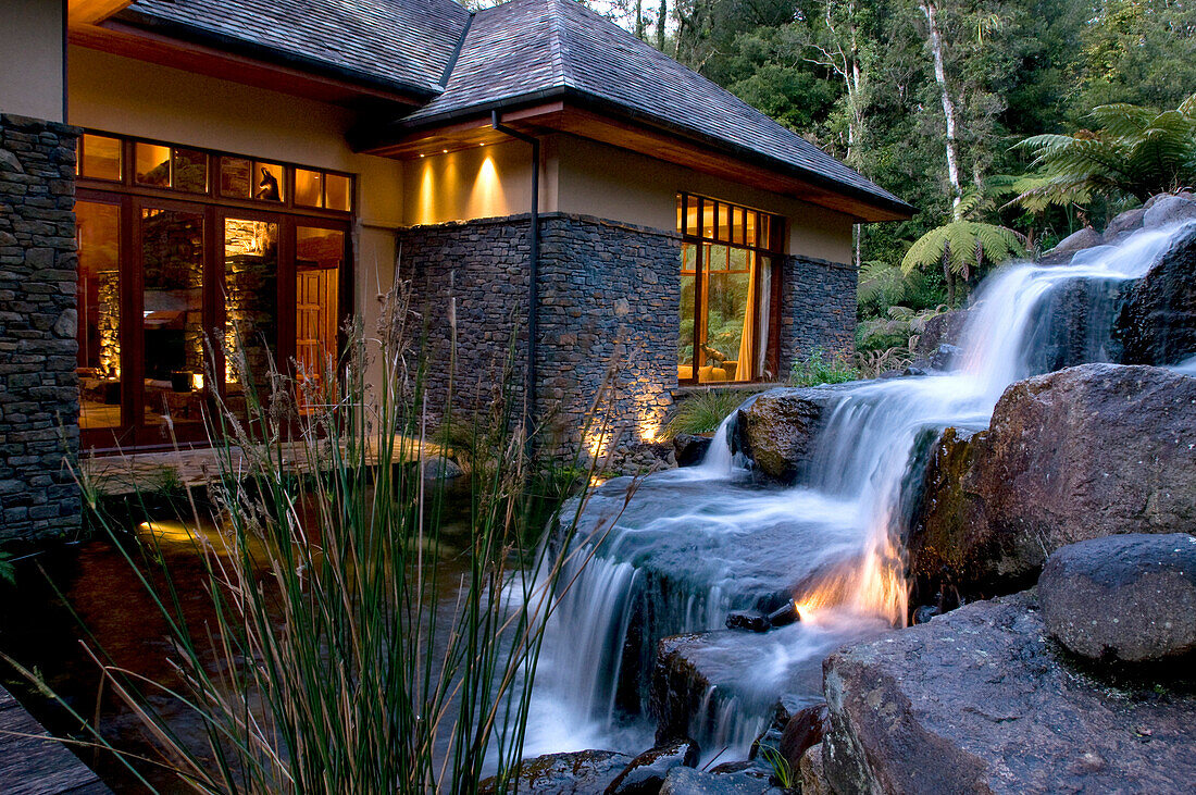 Ein kleiner Wasserfall im Garten der Treetops Lodge, Nordinsel, Neuseeland, Ozeanien