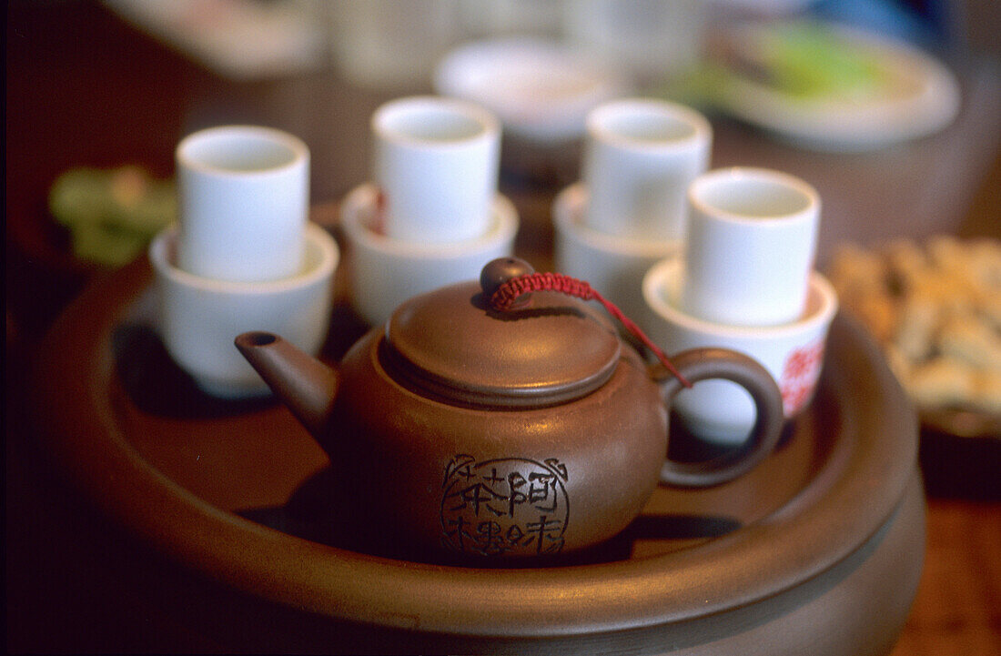 Tablett mit Teekanne und Teetassen in einem Teehaus in Chiufen, Taiwan, Asien