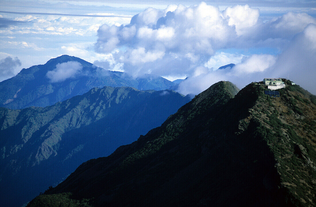 Wolken über dem Nordgipfel des Yushan Gebirges im Yushan Nationalpark, Taiwan, Asien