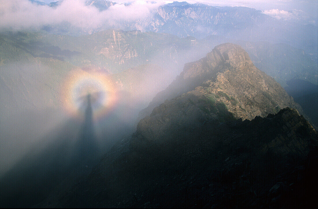 Blick vom Hauptgipfel des Yushan Gebirges auf Berge im Nebel,Yushan Nationalpark, Taiwan, Asien