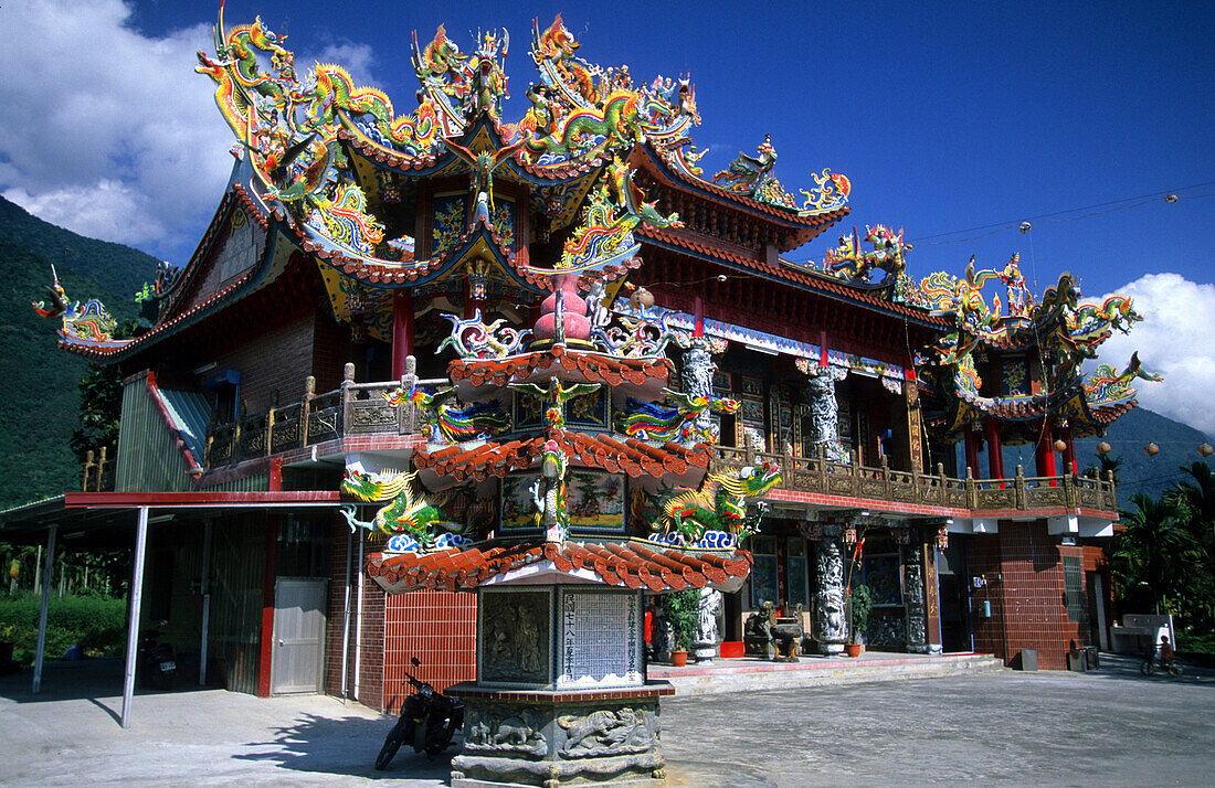 Taotempel mit bunten Figuren unter blauem Himmel, Taiwan, Asien