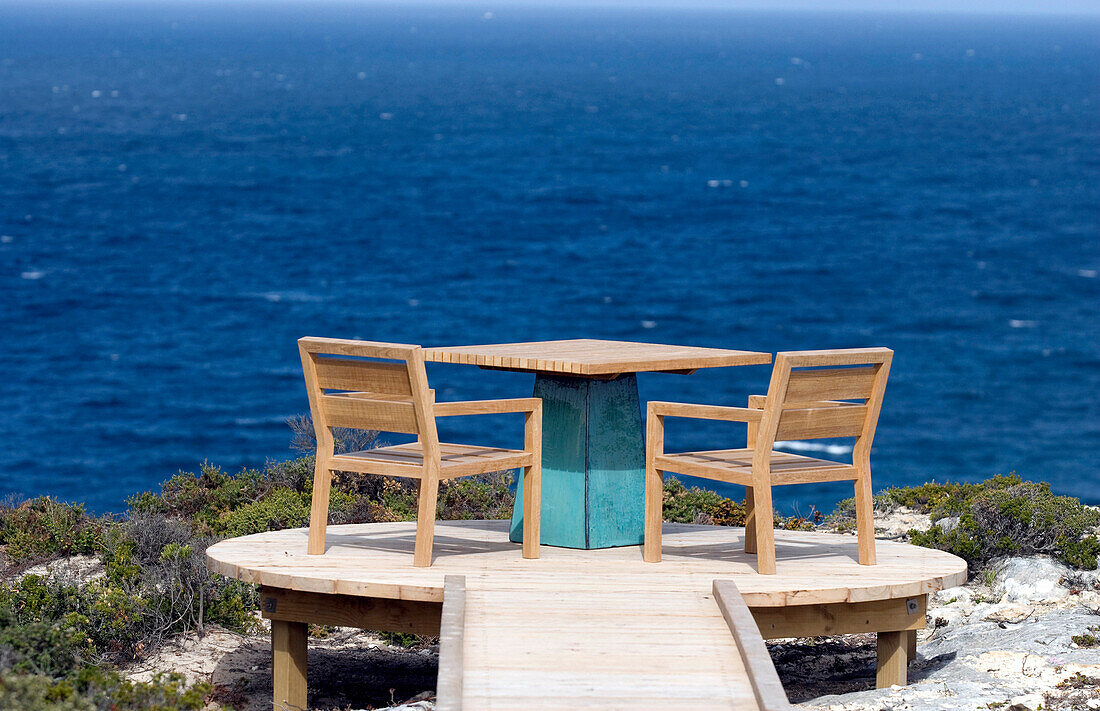Tisch und Stühle auf einer Terrasse hoch über dem Meer, Kangaroo Island, Südaustralien, Australien