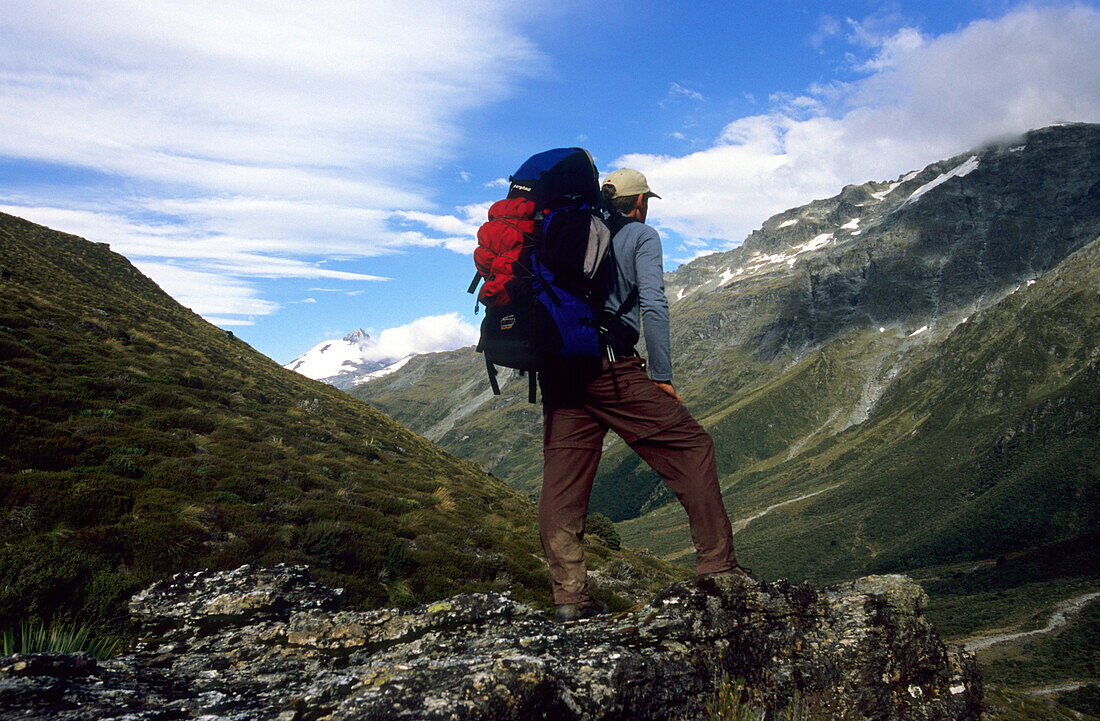 Ein Trekker auf dem Rees Dart Track betrachtet die Aussicht, Rees Valley, Mt. Aspiring Nationalpark, Südinsel, Neuseeland, Ozeanien